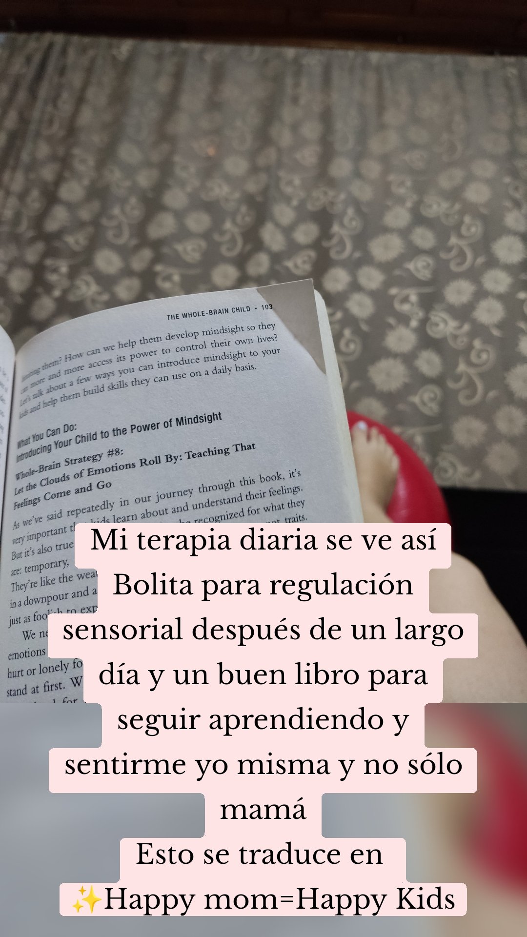 Mi terapia diaria se ve así
Bolita para regulación sensorial después de un largo día y un buen libro para seguir aprendiendo y sentirme yo misma y no sólo mamá
Esto se traduce en 
✨Happy mom=Happy Kids